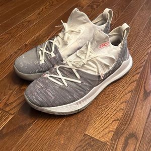 Steph Curry 5’s in a 13.5